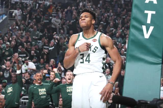  雄鹿横扫活塞，字母哥比肩天勾  