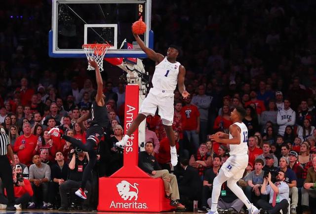  锡安复出首战惊艳扣篮，鹈鹕加时力克公牛展现天赋  