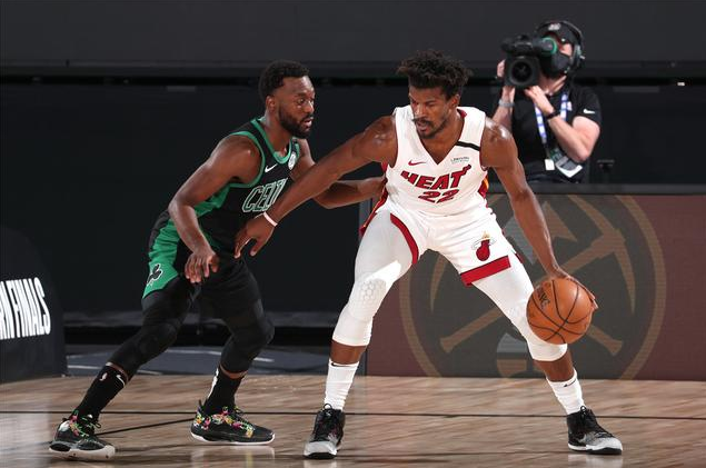  阿德巴约两双热火团队篮球战胜公牛队